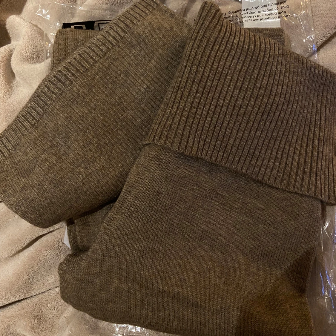 Otroliga stickade byxor 🤎 - 92