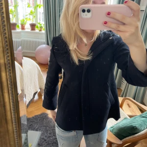 Kort kappa med luva - Kort kappa med luva och trekvartsärmar!