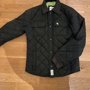 Jacka barn 12-13 år - Strl L (14) min pojke hade den när han var 12 och 13 år. 