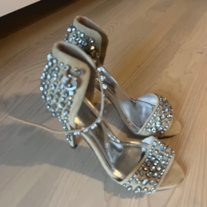 Sandaler  - Sandaler köpta på Nelly, storlek 39. Beiga med stenar.