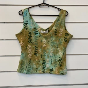 Joachim Bosse grönt linne y2k - Snygg linne med tryck i grönt och blått. V-ringad halsringning.   I bra skick med inga defekter  Storlek Medium med massa snygga detaljer runt om  Skriv ifall du har några fler frågor!