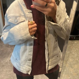 Jeansjacka  - Berge jeansjacka. Storlek 42. Varumärke Cappuccini. I gott skick.