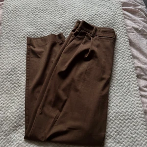 Bruna kostym byxor - Bruna kostymbyxor från Lindex (Tyra)  Storlek 38  I väldigt bra skick💗