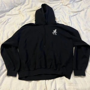Travis scott no loitering hoodie - Travis scott hoodie i ny skick, säljs för tycker den är stor på mig, pris kan diskuteras