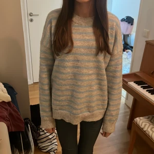 söt tröja - den är stickad jätte fint skick 