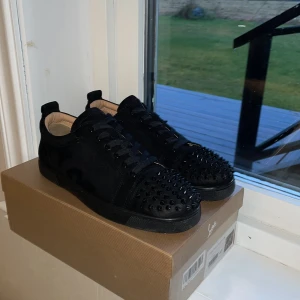 Loubs  - Loubs storlek 43+ säljer för att dom är för små,är sugen på andra skor,skorna är fräscha och rena!