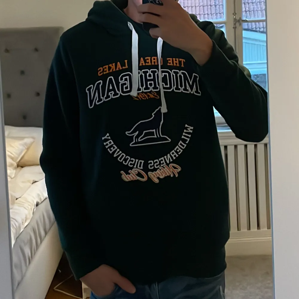 Säljer en snygg mörkgrön hoodie från Brave Soul. Den har en cool text på framsidan och en klassisk känguruficka. Perfekt för höst och vinter när du vill hålla dig varm och bekväm. Passar både till vardags och chillkvällar. 🐻. Tröjor & Koftor.