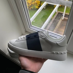 Valentino garavani - säljer mina valentino skor för att de inte passar. de är storlek 43 och är helt perfekta. priset är förhandlingsbart så det är bara att ge ett bud. Tar också trades.