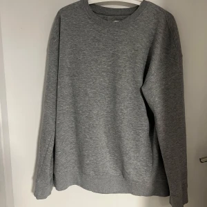 Collegetröja  - Skön collegetröja från Jack and Jones men passa mig inte så i princip nyskick