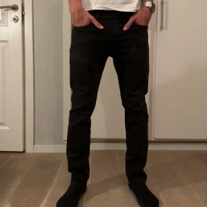 Acne jeans - Riktigt feta acne jeans. Dem har lite lätta tecken på användning men inget man märker. Storlek W30 L32, modellen på bilden är 176cm. Priset är inte hugget i sten så kom gärna med prisförslag och har ni någon fundering är det bara att höra av sig