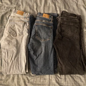 3 st Gina Tricot jeans  - Storlek 36, tre olika färger, har används men inte smycket, säljer på grund av att de aldrig används mer, inga fel