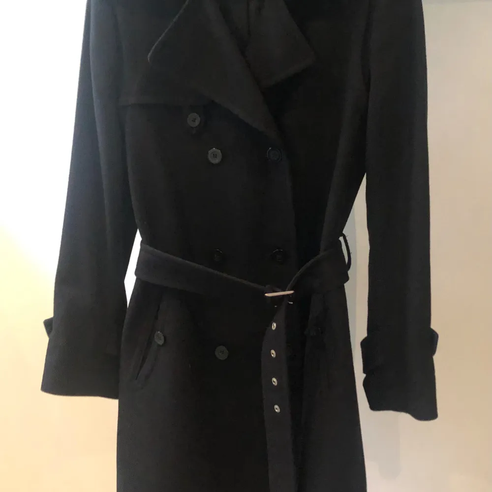 Trenchcoat i Ullmix fr Filippa K Mkt gott skick men reva i fodret. Jackor.