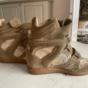 Isabel Marant Skor - Så snygga och trendiga Isabel Marant skor i supersnygg Beige/Brun/grön färg. Använda en del men ändå i bra skick. Storlek 38❤️