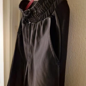 Lindex svarta lack/byxor - Bra skick. Storlek : 134/140 8-10 år Lack fram till , inte bakom byxorna.