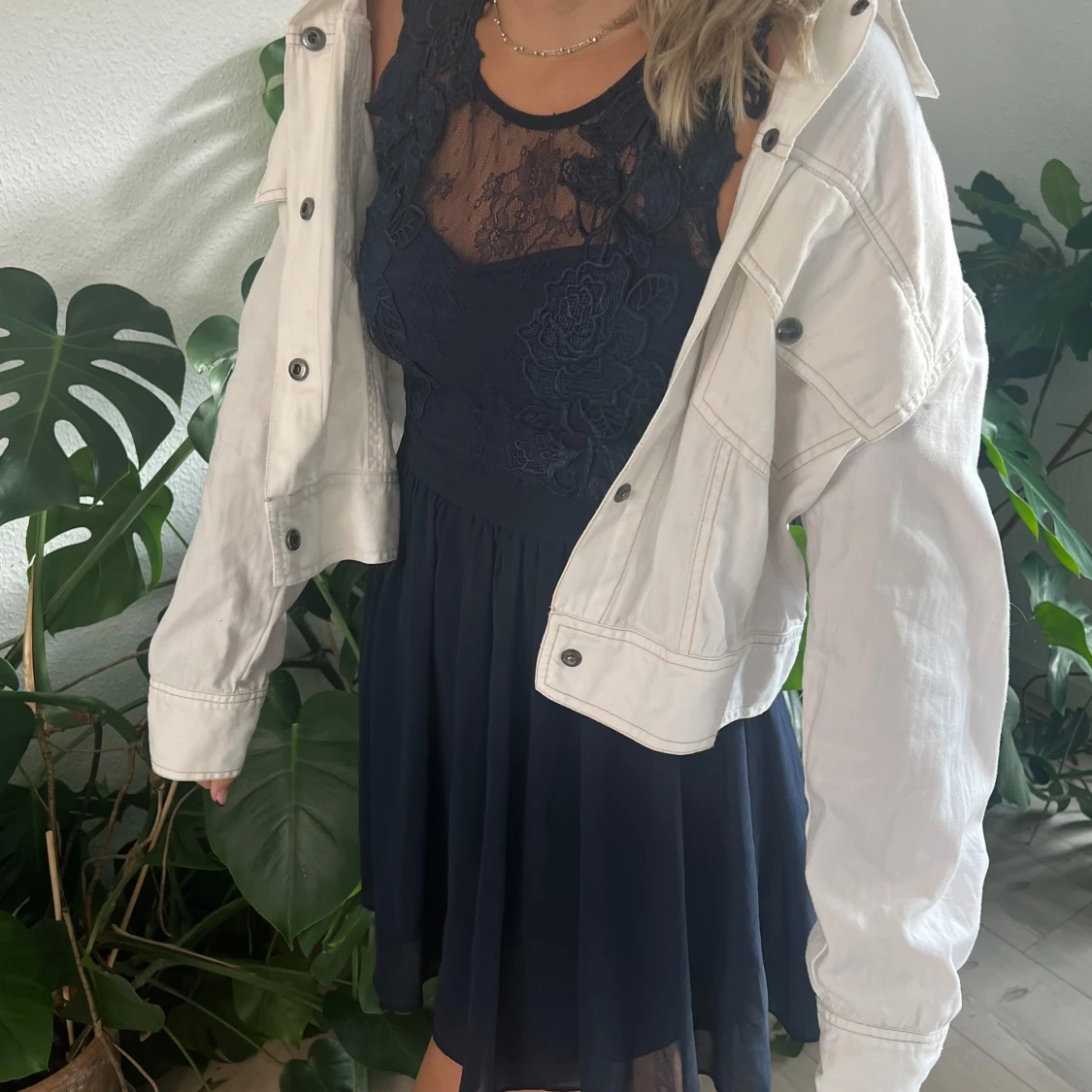 Mörkblå spetsklänning