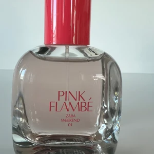 Zara Pink Flambé eDT - En rolig och ogenerat feminin doft med söta blommiga accenter av ros, jasmin och orkidé insvept i värmen av vanilj, tränoter och ambra. En förförisk, beroendeframkallande och oemotståndlig doft. Butikpris:109kr; aldrig använd, bara testat doften.