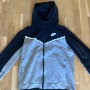 Nike tech  - Tjena, nu är det dags att sälja min nike tech. Jag säljer den på grund av att den inte kom till användning för mig och dessutom så är den alldeles för liten på mig. Den är grå och svart och passar 147-158