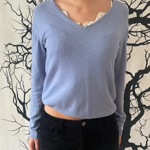 Blå kashmirtröja  - Supersnygg blå kashmir/silkeströja köpt i en butik i st-tropez. Nypris 2000kr och materialblandningen är 1/3 Kashmir, 1/3 silke, 1/3 ull. Superskön tröja som passar superbra till både vinter och sommar, även vädligt snygg med en vit skjorta under. 
