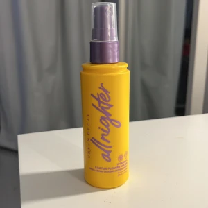 Urban Decay SettingSpray  - Säljer min Urban Decay ”all nighter” settingspray med vitamin C🖤endast testat 