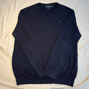 Ralph Lauren tröja - V-ringad Ralph Lauren tröja i storlek XL/L. (Passar som L). Väldigt bra skick. 