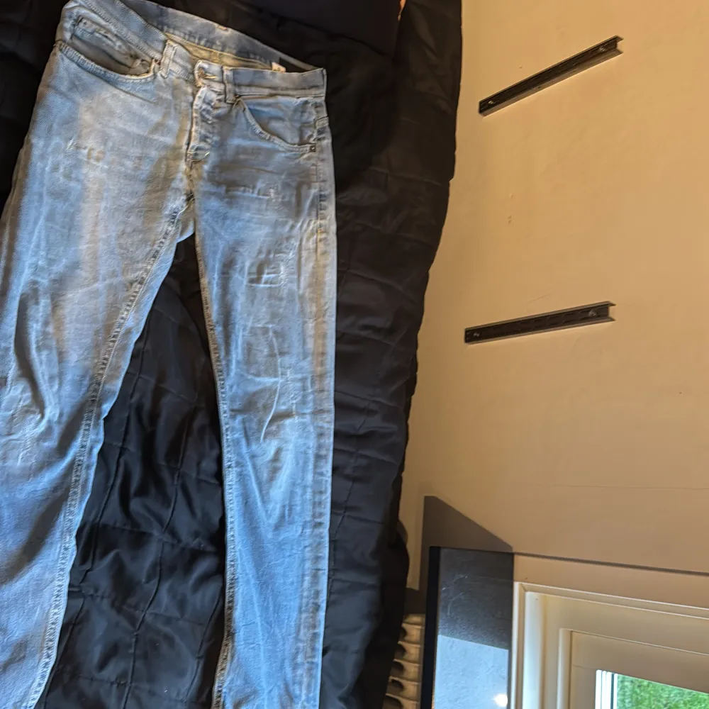 Säljer mina feta dondup jeans i modellen George slim fit med slitningar. Pga de inte används längre. Skriv vid funderingar.. Jeans & Byxor.