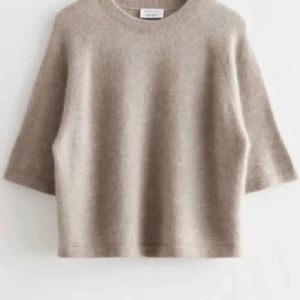 &other stories stickad t-shirt  -  &other stories stickad t-shirt, i oanvänt skick 