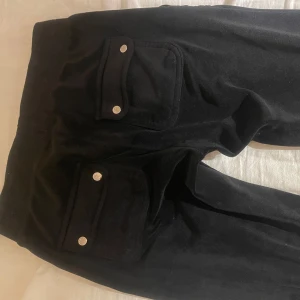 Juicy Couture - Bra skick, använt 1/2 gånger, äkta juicy, storlek XS och är lite low waisted💗