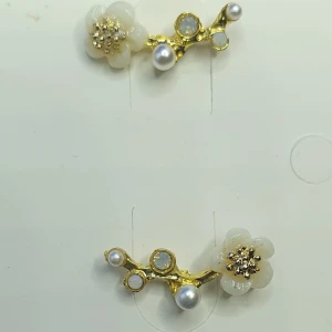 Söta örhängen med stift  - Örhängen i guld, med stift/plopp. Ligger längs med endel av örat. ✨️✨️✨️Titta igenom alla mina upplagda och köp fler saker i bundle för att spara på frakten och få allt du köpt i ett och samma paket✨️✨️✨️