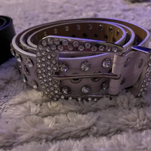 2 stycken skärp💞 - Ett vitt skärp med diamanter och ett svart skärp💞köp båda för 15kr eller ett för 10kr💞