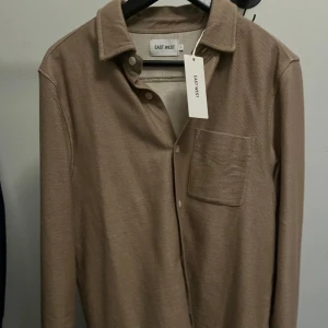 Overshirt  - Säljer nu denna sjukt snygga overshirt, som aldrig är andvänd!