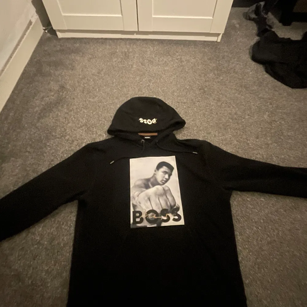 Säljer en hoodie från Boss som gjort en collab med Muhammed Ali. Är en limiterad vara, kvitto och tags finns. Väldigt sparsamt har mest legat i garderoben Hoodien har en normal passform och är storlek M. Ny pris är 1100:- . Tröjor & Koftor.