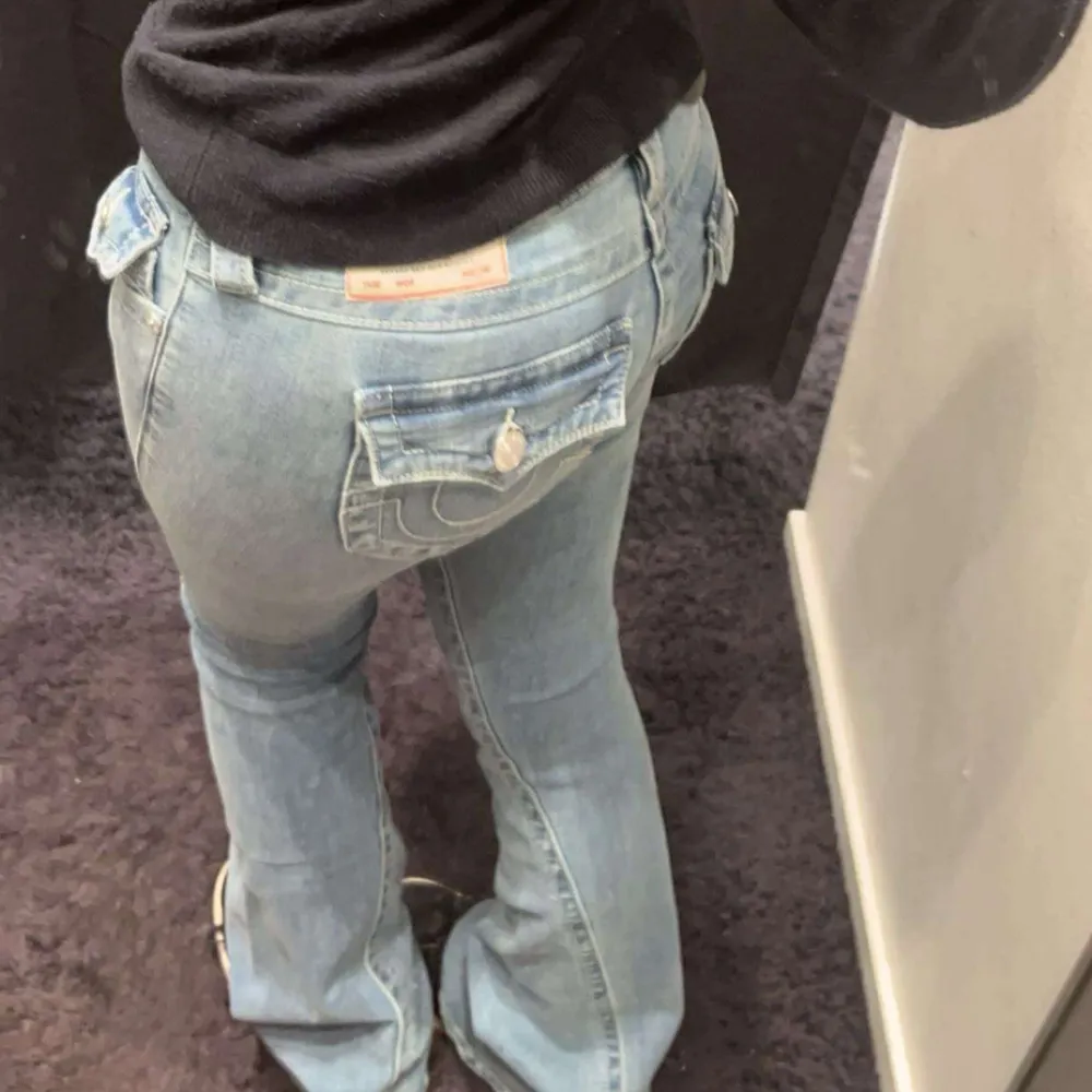 Säljer dessa true religion jeansen för 930 nypris är 1300 nästan aldrig använt dem 💕skriv för mer information eller mer bilder på dem!. Jeans & Byxor.