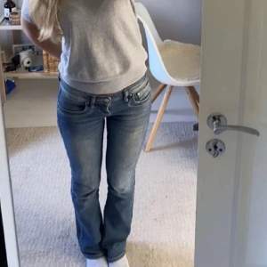 Jag säljer dessa super snygga ltb jeans i modellen valerie! De är helt nya och har fortfarande lappen kvar. Pris kan diskuteras!❤️❤️