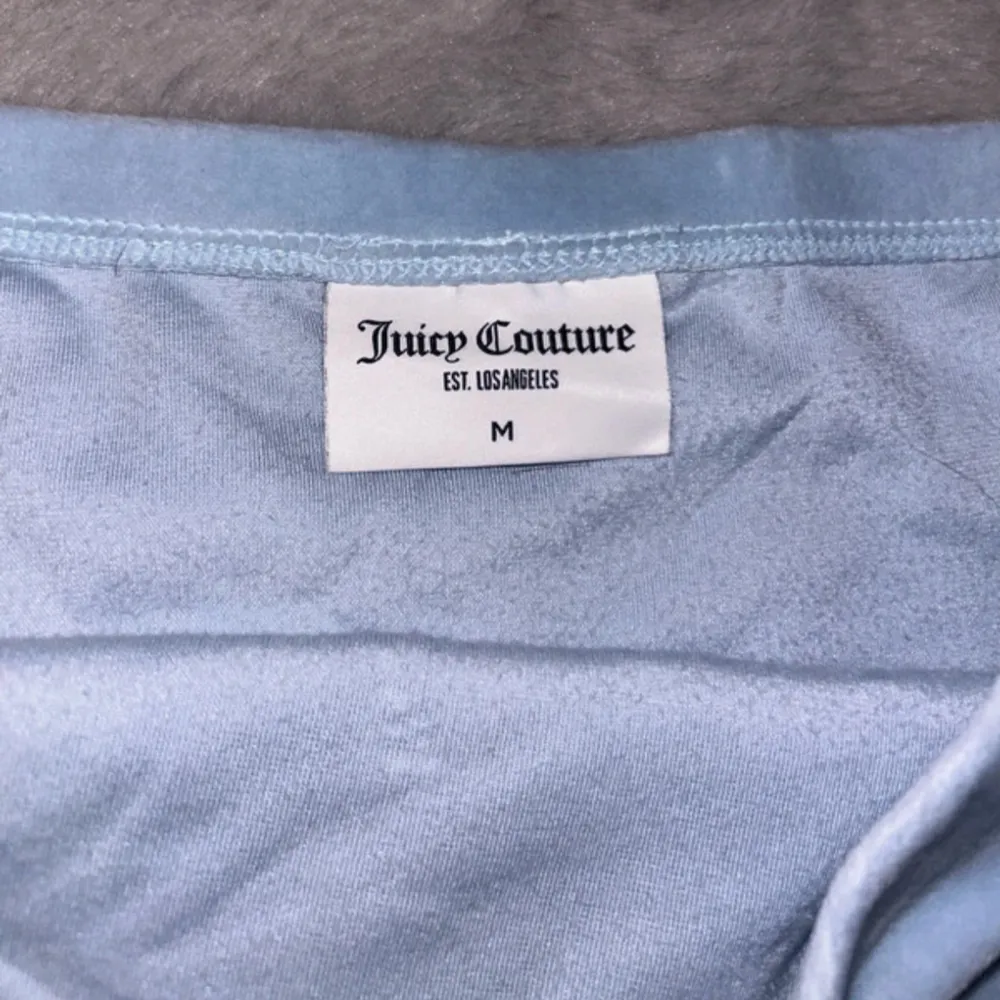 Ljusblå juicy Couture topp storlek M, älskar den men tyvärr för stor för mig. . Toppar.