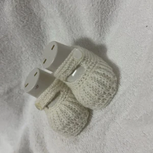 Stickade baby tossor/skor - Säljer tossor/skor som jag stickat själv! (Skicka meddelande om du önskar samma eller likadan men i andra färger, +storlek)