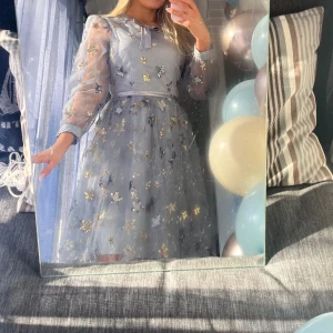 Ida Sjöstedt klänning  - Säljer denna fantastiska klänningen från Ida Sjöstedt. Modell: macaron dress  Storlek som en 32/34 ungefär 