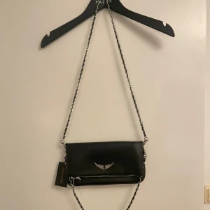 Zadig & Voltaire väska - Helt oanvänd och super snygg Zadig & Voltaire axel remväska. Påse tags mm medföljer såklart. Hör av dig vid frågor!😊