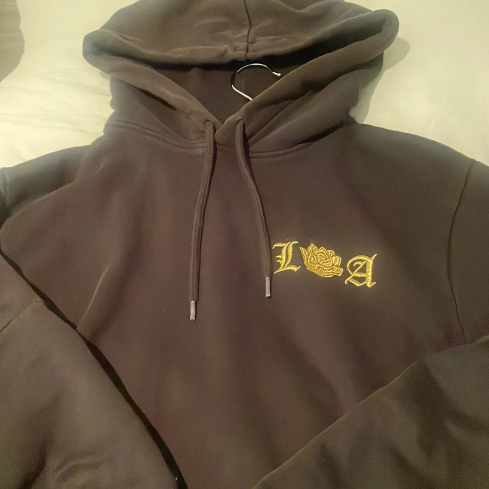 Svart hoodie 170-180. Hoodies.