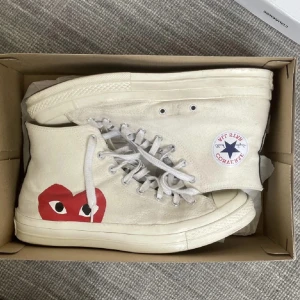 Converse x Comme Des Garçons - Collab mellan Comme Des Garçons och Converse. Enda paret av dessa skorna i strl 45-46 här på plick! Nypris: $150. Skick: 9/10. Skick, Låda: 10/10.  Priset är INTE hugget i sten. Kan skickas 🤝 