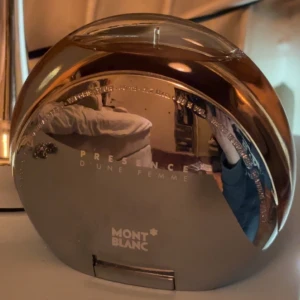 Mont blanc presence d’une femme parfym - Perfekt inför hösten stark och håller bra   Alla parfymer jag säljer har jag fått från min mormor som jobbade inom mode 🫶