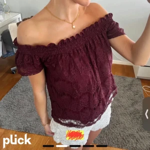 Jättefin vinröd blus - Världens finaste blus som tyvärr inte kommer till användning längre, lånade bilder!! Kom med prisförslag!! Kom gärna med prisförslag.