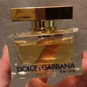Dolce gabbana the one parfym - Feminin stark parfym som håller länge 50ml  Alla parfymer jag säljer har jag fått från min mormor som jobbade inom mode 🫶