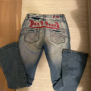 Vintage lågmidjade true religon  - Skit snygga true religion jeans som är limited edition vintage. Köpt för 1600kr. Midjemått tvärsöver är ca 37cm och dom är stretchiga. 