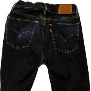 Mörkblå levis jeans - Storlek 26   Midwaist fast sitter mer som low Marinblåa Köpta från levis butiken - säljs pga rensning av garderob  Pris går att diskuteras❣️