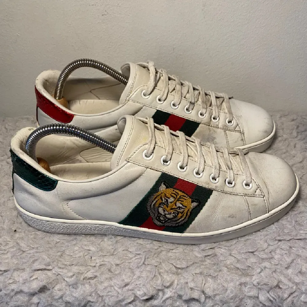 Säljer ett par Gucci Ace skor som är i ganska bra skick. Hör av er vid mer frågor.. Skor.