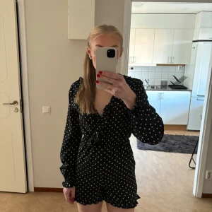 Prickig playsuit  - Svart/vit prickig playsuit Tunt skönt material Använd fåtal gånger Normal i storleken 