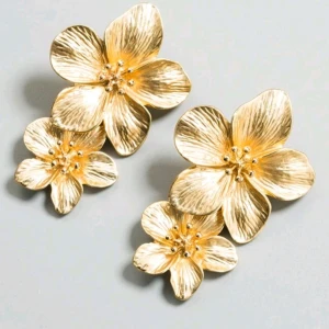 Blomörhängen - Rostfritt stål, snygga blomörhängen  helt nya ❌️TRYCK INTE PÅ KÖP❌️ skriv innan,pris kan diskuteras