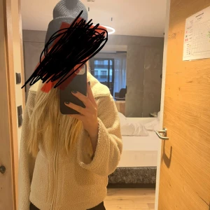 säljer min teddy jacka från hm - jag säljer min beiga teddy från hm då den inte kommer till användning längre. de är storlek s men skulle passa en m och en xs, jag är en och 60 ock den sitter så på mig på första bilden