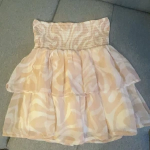 rosa/ vit kjol 💘 - Aldrig använd, helt ny säljer pga att den inte passade. Pris kan diskuteras  Köparen står för frakten!💓
