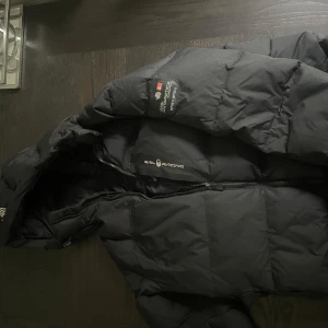 Sail racing jacka  - Hej säljer nu min sail racing jacka eftersom den inte passar mig längre. Den är i bra skick men vänster fickan går inte att stänga . 